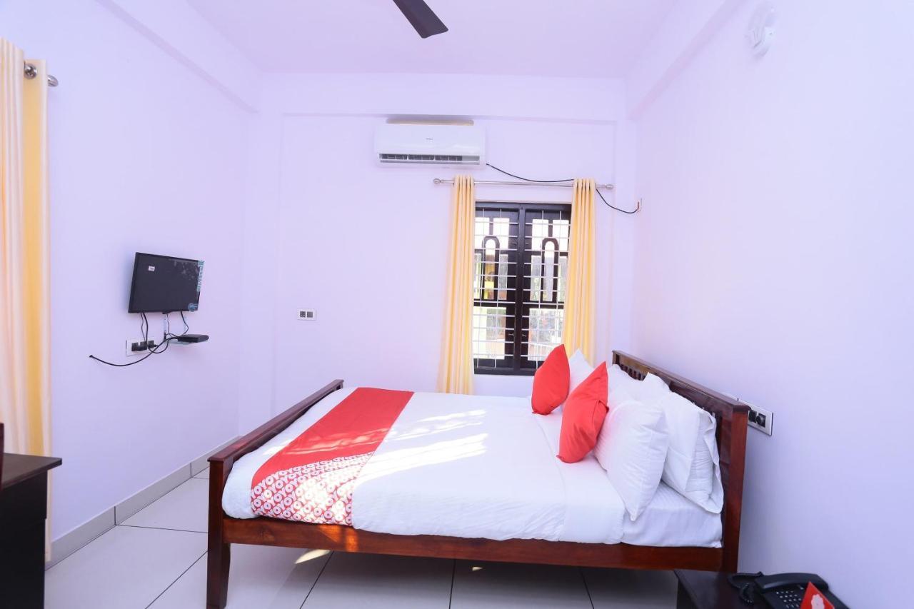Oyo 26697 United Residency Hotel Kazhakuttam Eksteriør billede