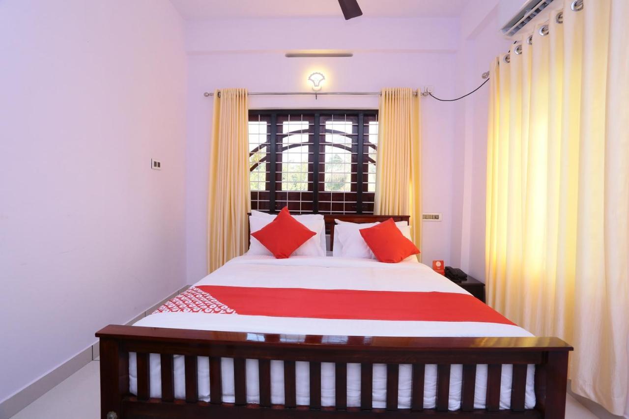 Oyo 26697 United Residency Hotel Kazhakuttam Eksteriør billede
