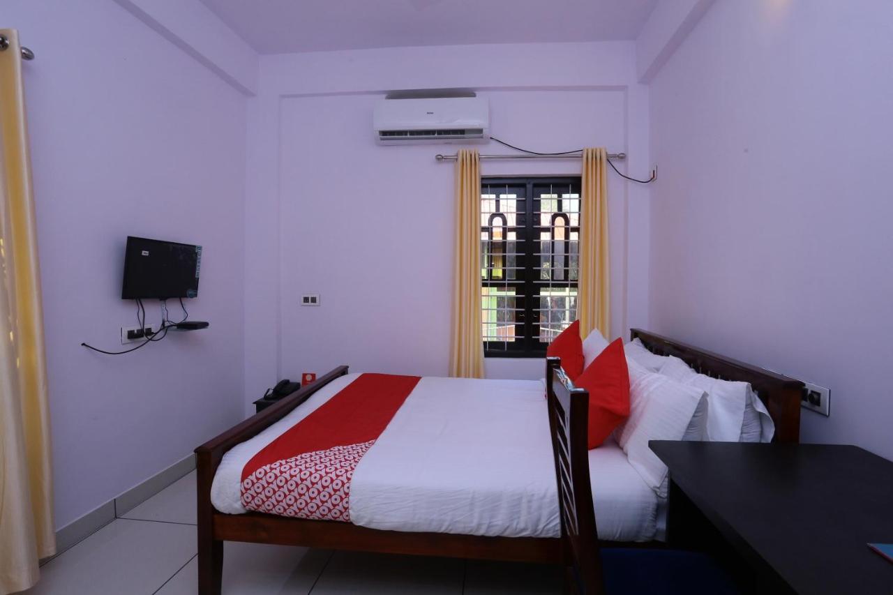 Oyo 26697 United Residency Hotel Kazhakuttam Eksteriør billede