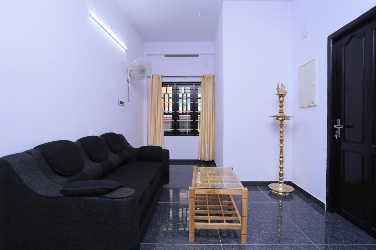 Oyo 26697 United Residency Hotel Kazhakuttam Eksteriør billede